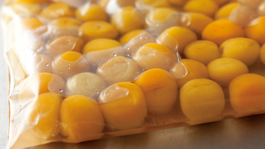 道具いらずの梅干し-塩漬け