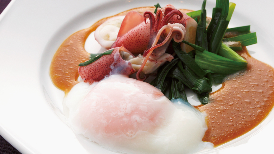 いかにらソテーと温泉卵の酢みそソース