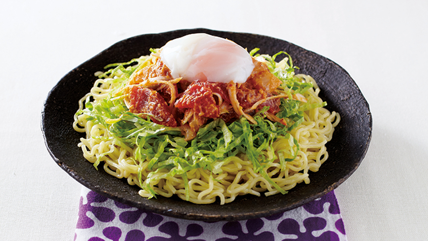 刺身とレタスの韓国風あえ麺