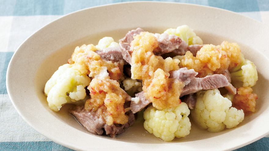 カリフラワーと豚肉のシンプル蒸し おろしりんごソース