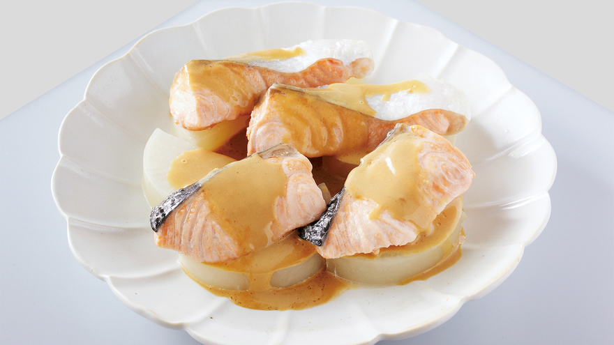 鮭と大根のふっくら蒸し ごまだれがけ