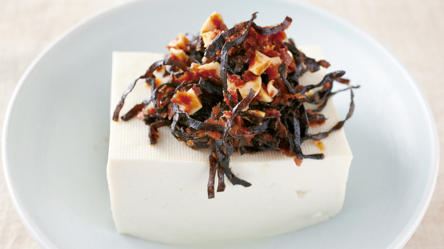 塩昆布とナッツのおかかあえの冷ややっこ