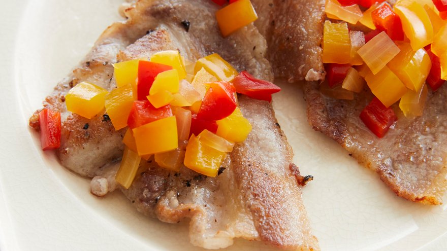 ポークソテーの刻みピクルスのせ