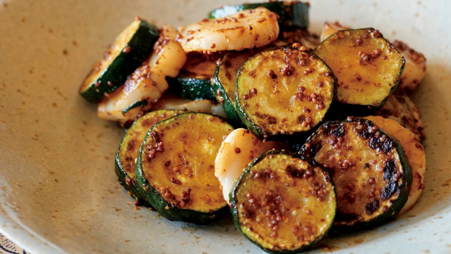 ズッキーニと帆立てのマスタードじょうゆ炒め