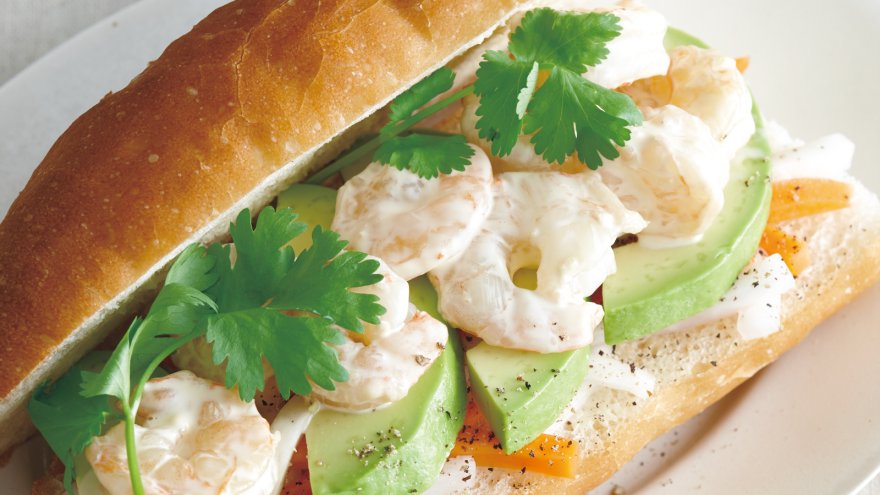 えびとアボカドのバインミー