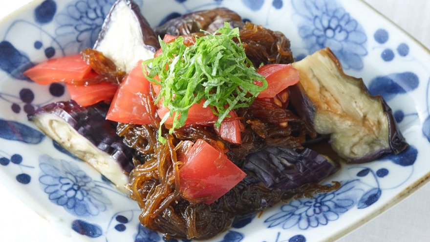 蒸し焼きなすのもずくレモントマトがけ