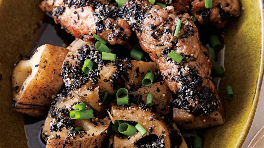 れんこんと豚肉の黒ごま煮