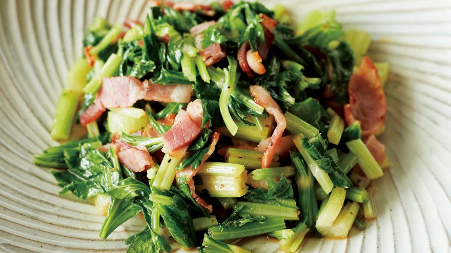 セロリの葉のベーコン炒め