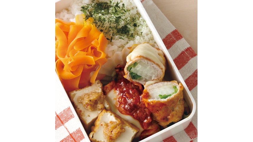 ピーマンとたまねぎのナポリタン肉巻き弁当