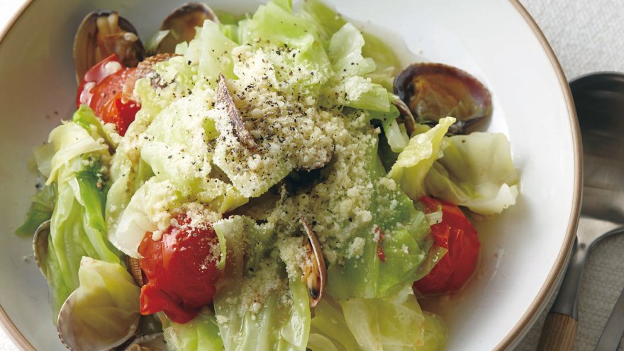 春キャベツとあさりのワイン蒸し