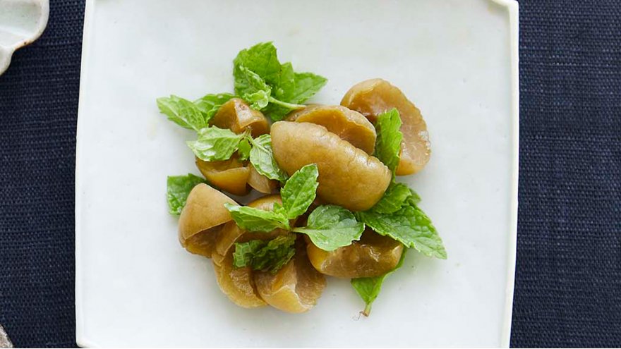 青梅のカリカリ漬け×ミントの葉