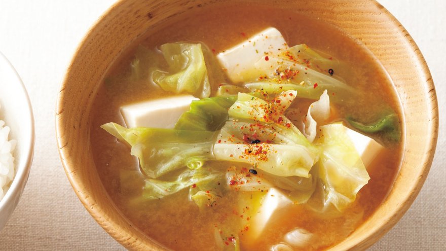 炒め春キャベツのみそ汁