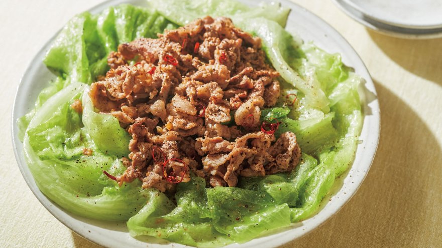 中華風ゆでレタスの香味豚こまのせ