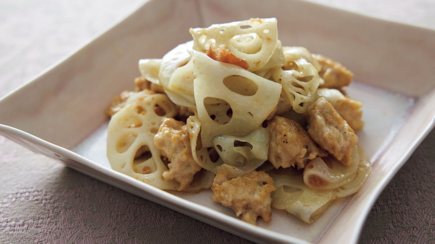れんこんと鶏ひき肉の梅バター炒め