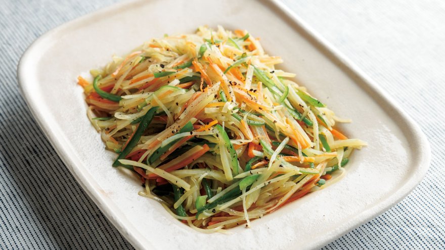 新じゃがと新にんじんのせん切り炒め