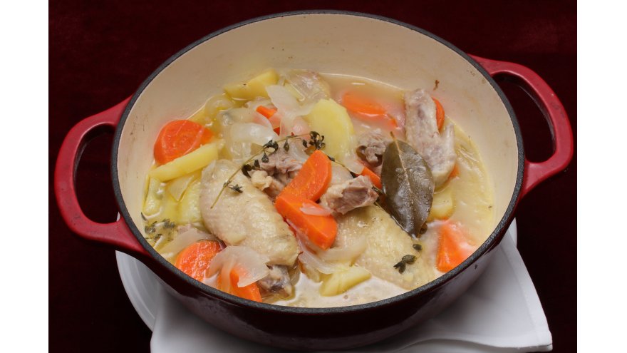 チキンのポトフ・アルザス風　～甲州地どりの手羽先ともも肉で～