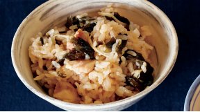 鶏もも肉とわかめの炊き込みご飯