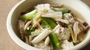 鶏だんごと焼きねぎのスープ煮