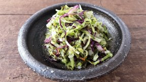 塩もみキャベツと緑茶葉のミャンマー風サラダ