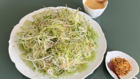 刺身こんにゃくのカルパッチョサラダ