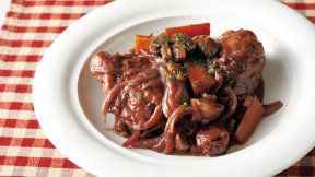 鶏肉の赤ワイン煮込み