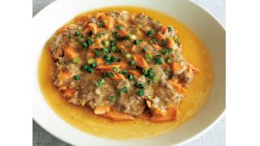 豚ひき肉と塩ざけの皿蒸し