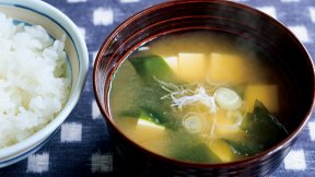 豆腐とわかめのみそ汁