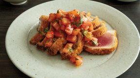 揚げがつおのバジル梅トマトがけ