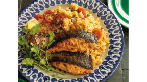 サーモンステーキとケイジャンライス