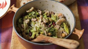 ブロッコリーと豚バラ肉と豆の煮込み