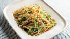 新じゃがと新にんじんのせん切り炒め