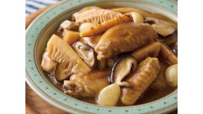 鶏手羽先とにんにくの煮込み