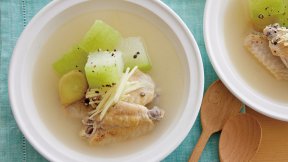 鶏手羽中ととうがんのしょうがスープ煮