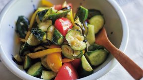 夏野菜のにんにくじょうゆサラダ