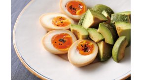 アボカドと半熟卵のはちみつみそ漬け