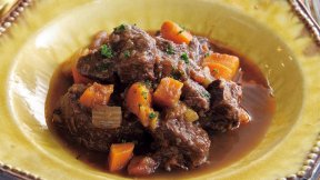 牛肉の赤ワイン煮込み