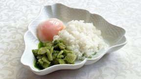 豚にら醤 ～炊き立てご飯と半熟卵を添えて～