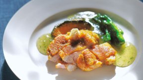 鶏肉のカレー香味焼き きゅうりソース