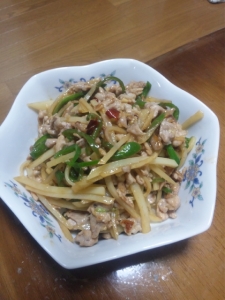 豚こまとじゃがいものせん切り炒め