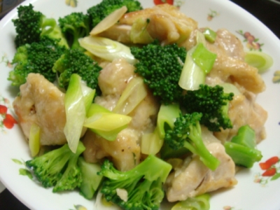 鶏肉とブロッコリーのアーモンド炒め