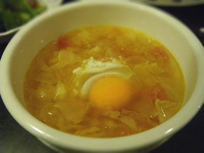 温たま入りキャベツとトマトのスープ