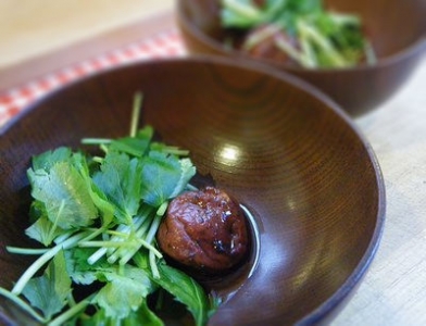 梅干しとみつばのすまし汁