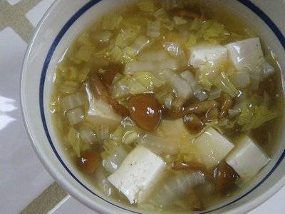 白菜となめこ、豆腐のスープ