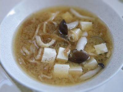 きのことわかめ、切り干し大根のみそ汁