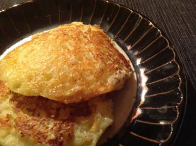 ポテトとたまねぎのパンケーキ りんごソース添え