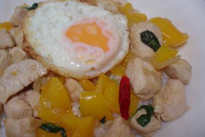 鶏肉のバジル炒め