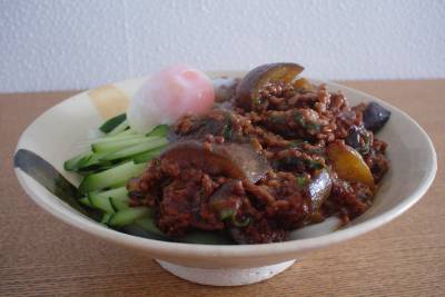 なす入り肉味噌冷やしうどん 温卵のせ