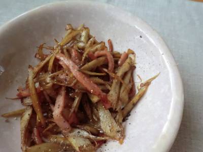 ささがきごぼうとベーコンのにんにく炒め