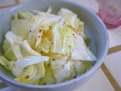 ちぎり春キャベツのシンプルサラダ