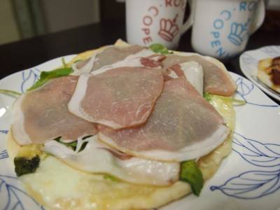 生ハムとルッコラのピッツァ